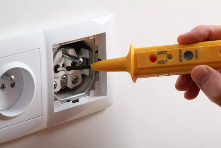 Comment repiquer une prise électrique ?, Cergy, Marega Elec